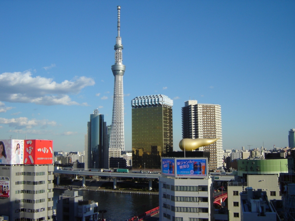 浅草観光センターの屋上から見たスカイツリーとアサヒビールタワー
