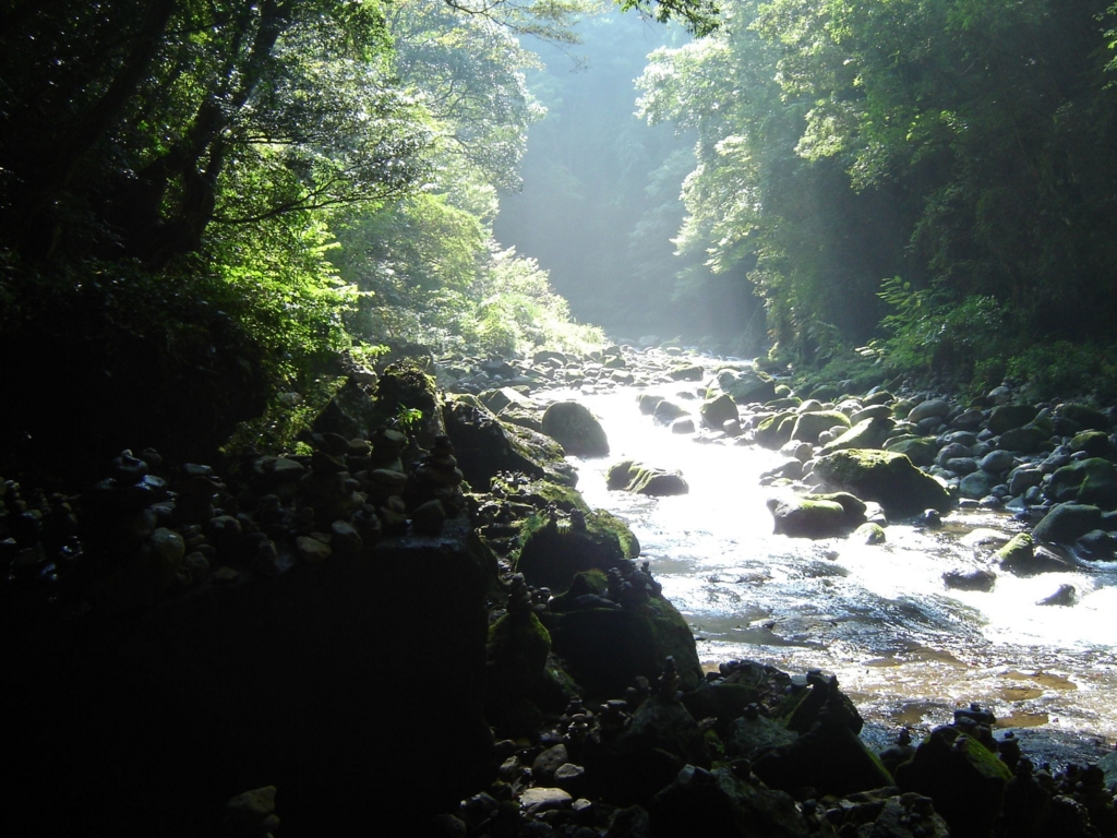 天安河原とされる洞窟から見た沢の絶景