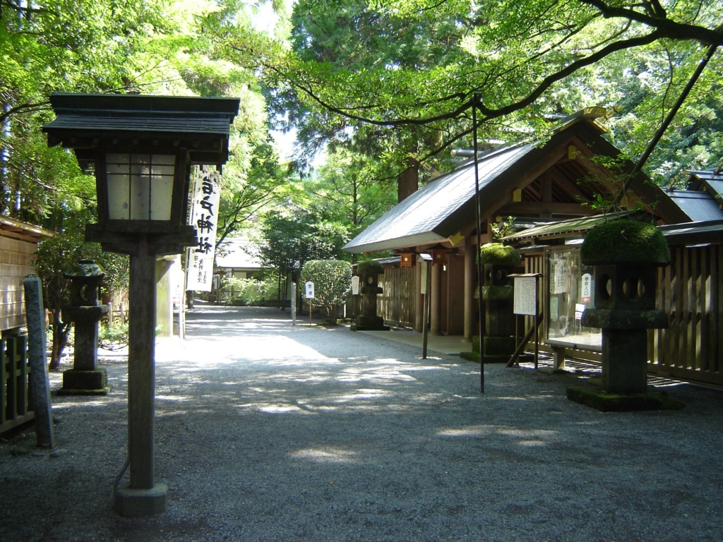 天岩戸とされる洞窟を拝むための天岩戸神社