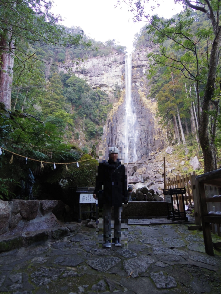 那智の滝を背景にもつ神社