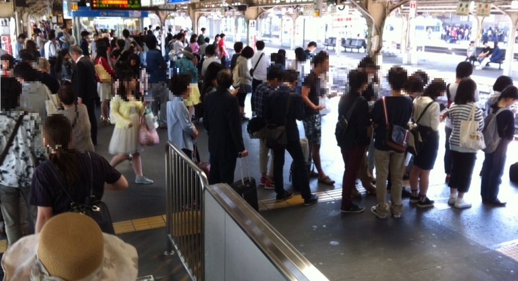 駅で並ぶ日本人