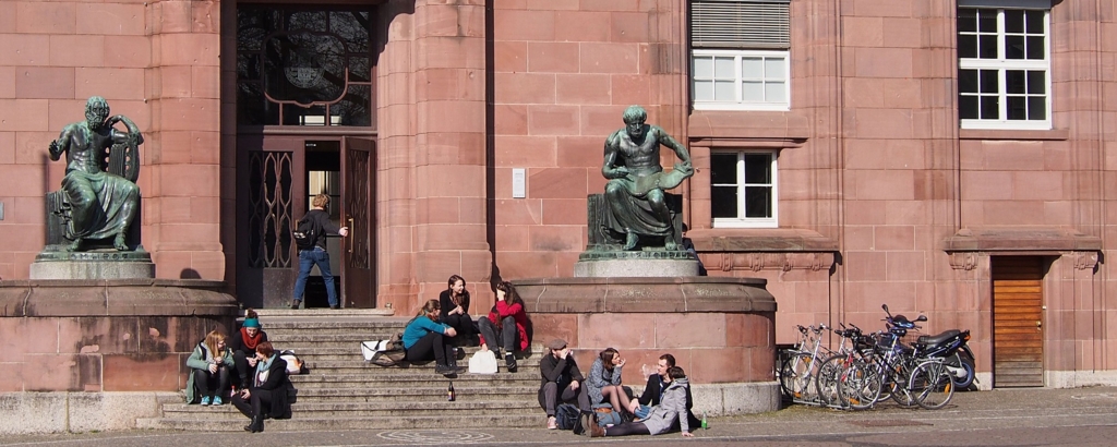 大学図書館前に座り込む学生たち