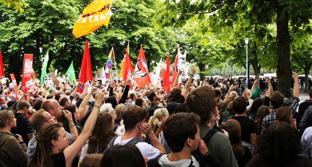 不満をもってデモをする市民