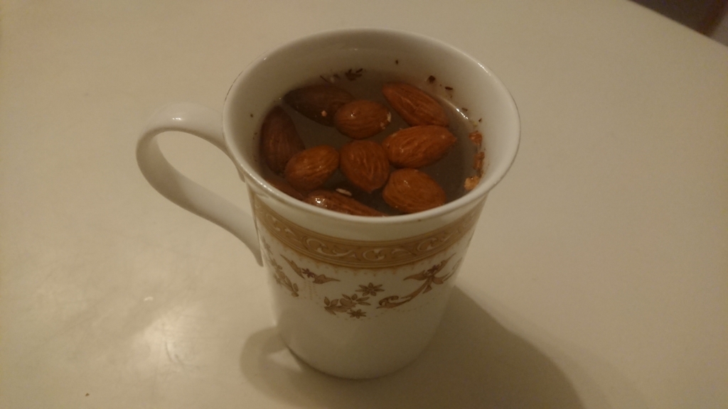 アーモンドを水に漬けておく