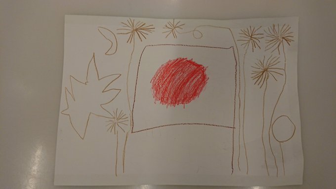 ＜5歳次男が幼稚園で描いてきた絵。日本の国旗の周りを、オーストリアの新年の風物詩、花火が飛び交っています＞