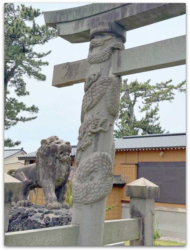 レア鳥居】全国で五基目の発見！両柱に見事な龍の彫刻が絡みつく「双龍