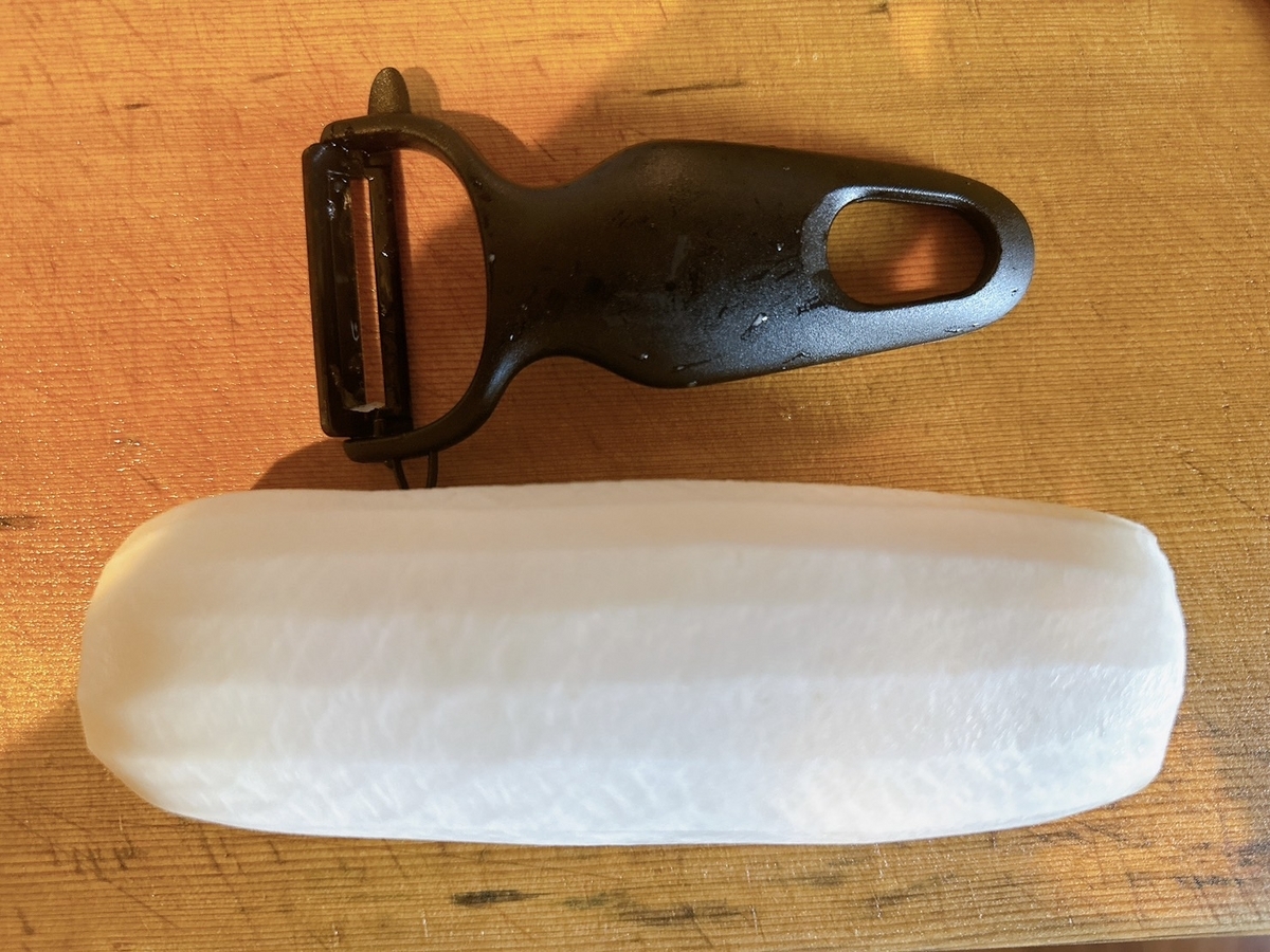 ピーラーで皮むき