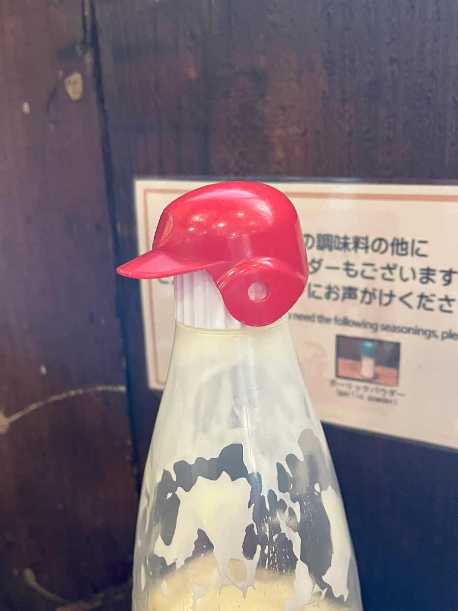 カープのヘルメットをかぶったマヨネーズ