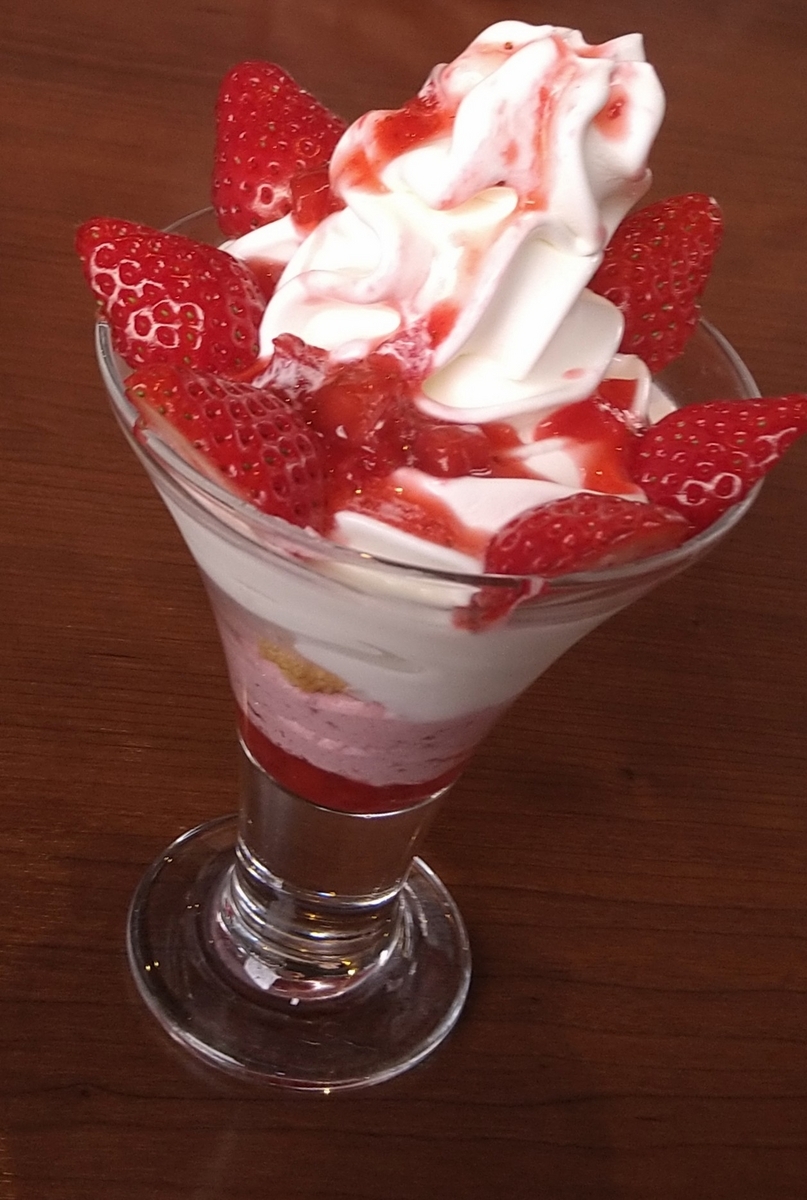 びっくりドンキー】いちごのきらきらティアラ - ひろとカフェと