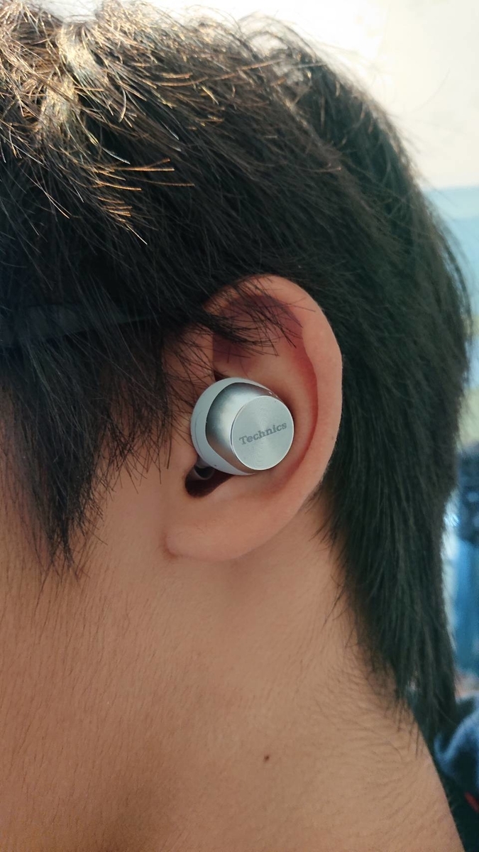 EAH-AZ70W-Sを耳につけている写真
