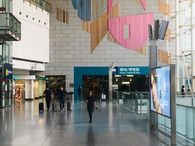 香港駅からの通路