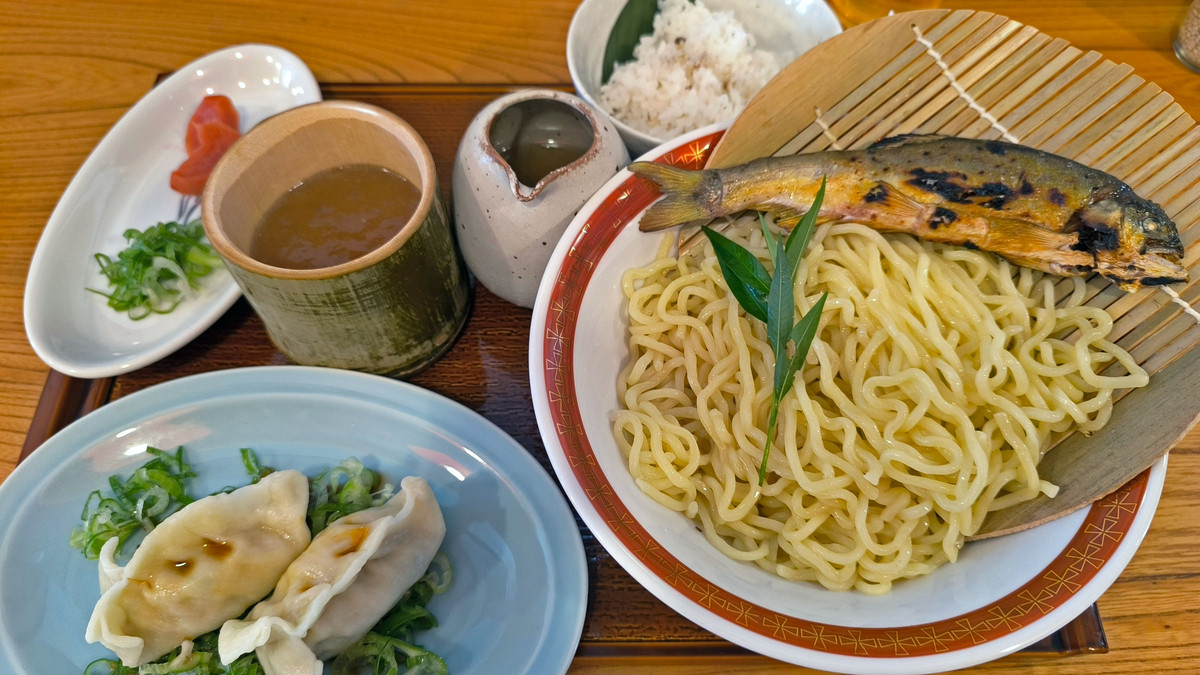 灼熱の世田谷区二子玉川で鮎涼ラーメンと水ギョーザ - 餃子ランナーは
