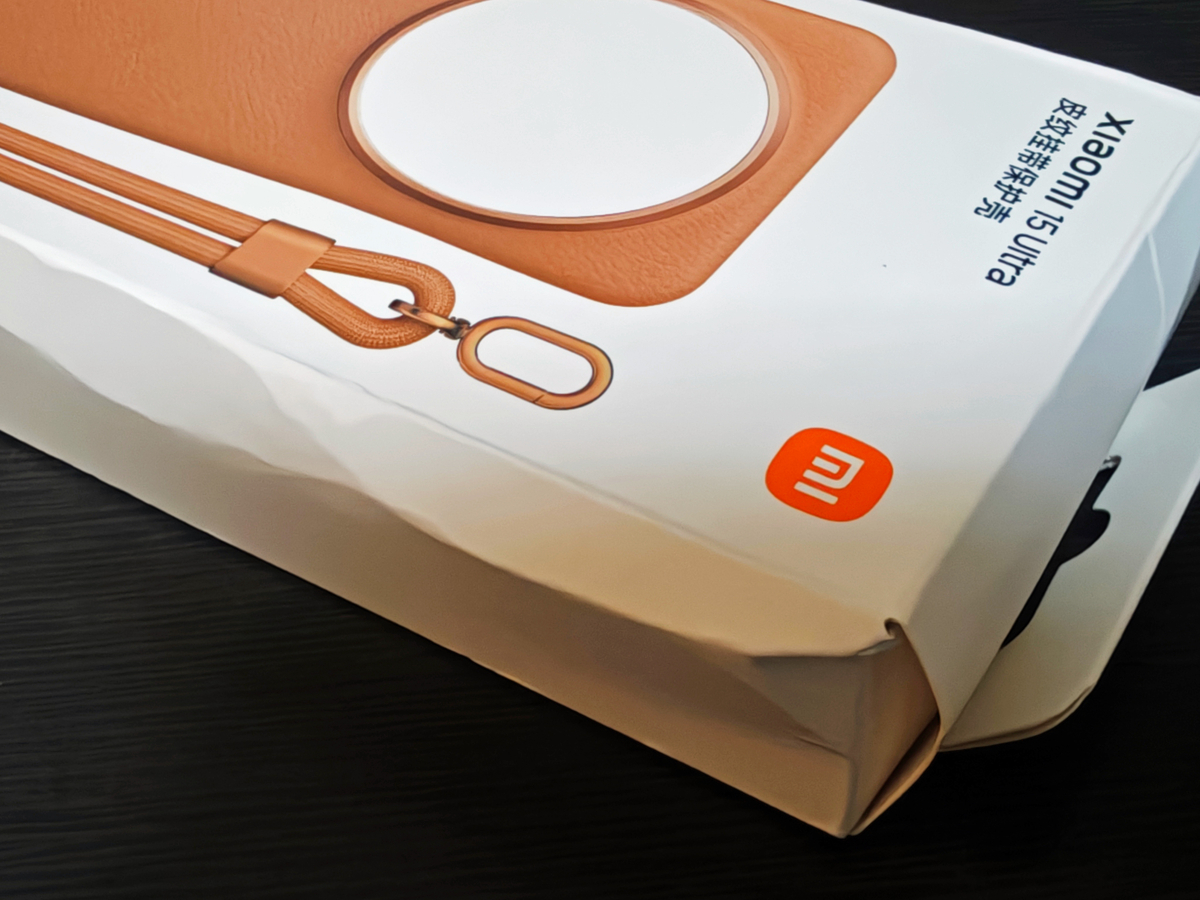 Xiaomi 15 Ultra用の純正レザーケースが素敵すぎる