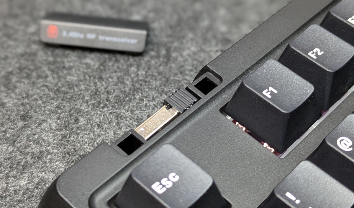 キーボードレビュー】EPOMAKER RT80のデュアルスクリーン搭載デザイン