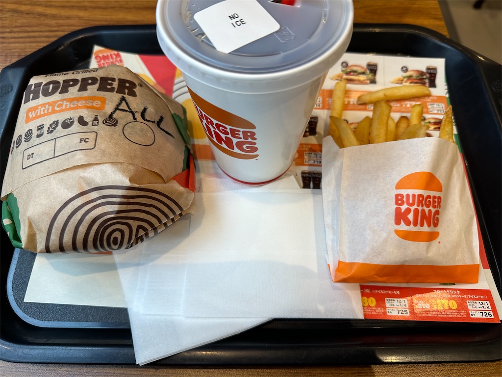 私は何を作っているでしょうか！ そうです！照り焼きマックバーガー🍔わたしちゃん流🧑\u200d🍳 照り焼き味とマヨネーズ、  アクセントに代わり具材のピーマンで！ #お弁当記録 #お弁当作り #旦那弁当, image size:1024x768