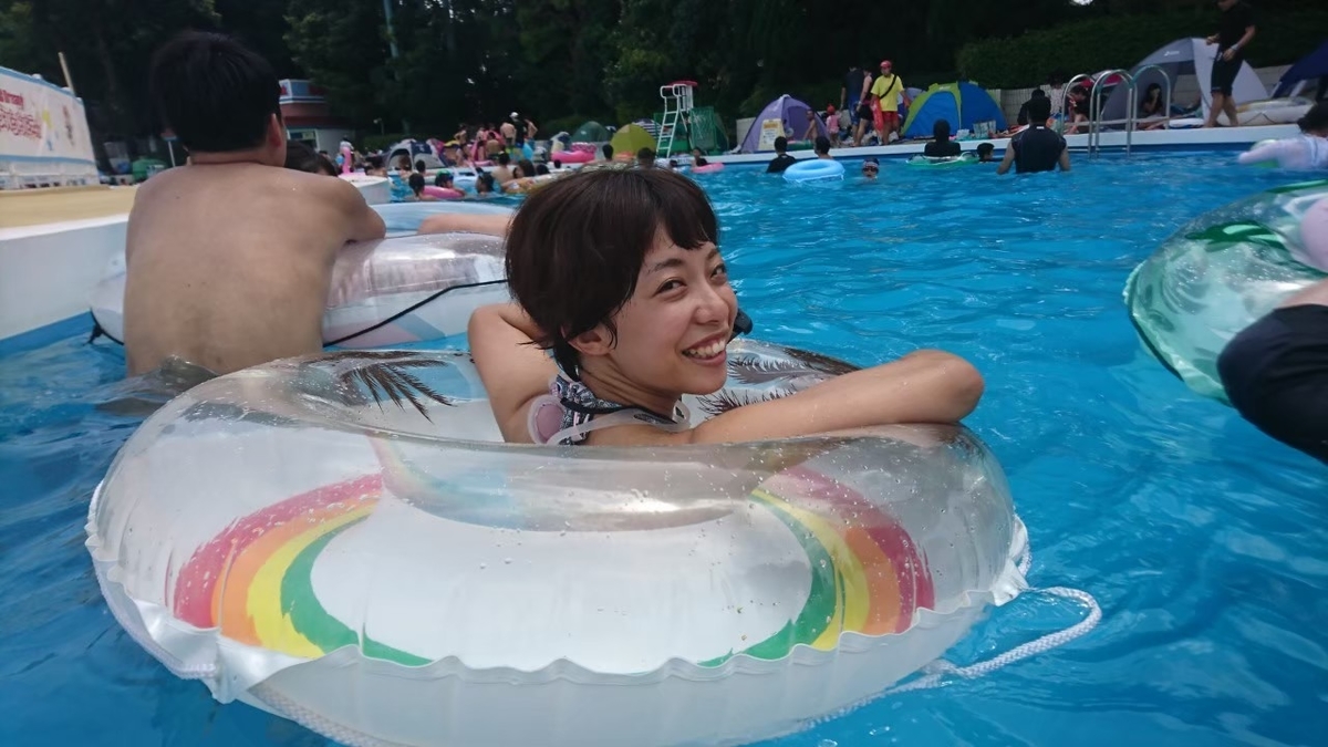 としまえんのプールで流れる嫁。