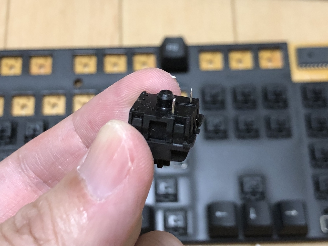 はんだ吸い取り器があれば自作キーボードのソケット化には