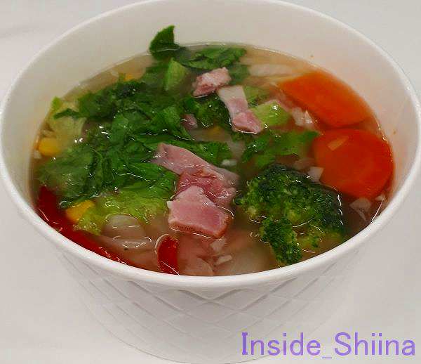 1/2日分の野菜が摂れるコンソメスープ