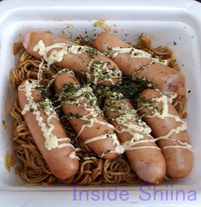 焼きそばのソーセージ載せ