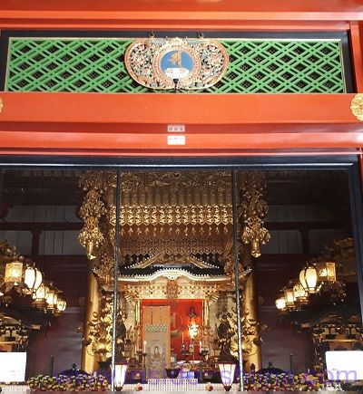浅草寺本尊前