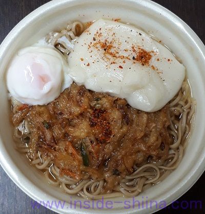 年越かつおだしのかき揚げ蕎麦温泉たまごと餅と七味