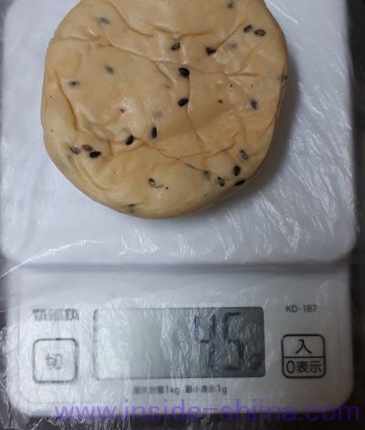 糖質オフの黒ごまとチェダーチーズクリームのパン2個入見た目と重さ