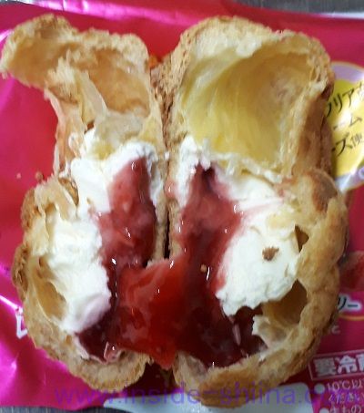 レアチーズパイシューストロベリー中身