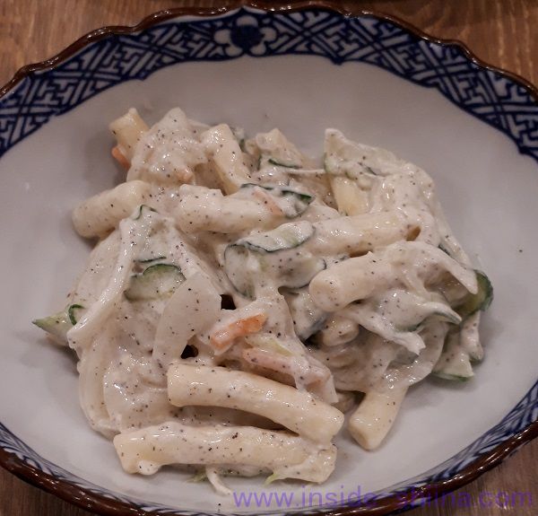 磯丸水産、黒マカロニサラダ（税込323円）