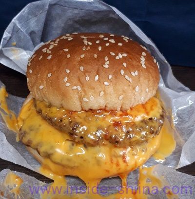 とろけるチーズのダブルバーガー(セブン)見た目