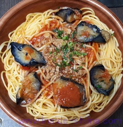 ピリ辛ガーリック!ナスと挽肉のトマトソース(セブン)見た目