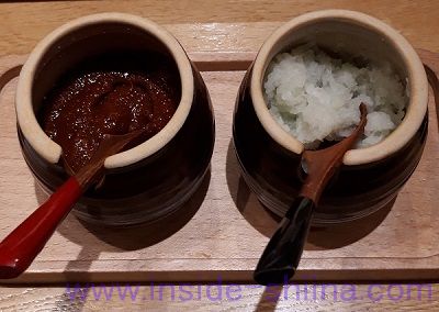 うまやの楽屋 有楽町店の「厚切りトンテキ定食」薬味