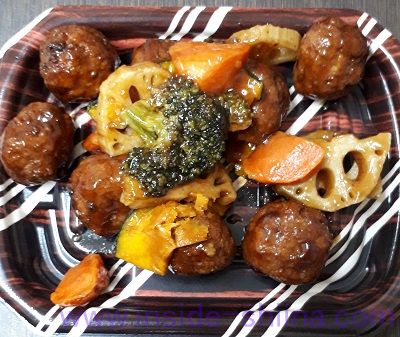 1/2日分の緑黄色野菜と肉団子の黒酢和え
