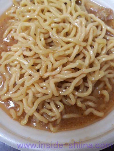 すみれ監修札幌濃厚味噌ラーメン(セブン) 麺の見た目