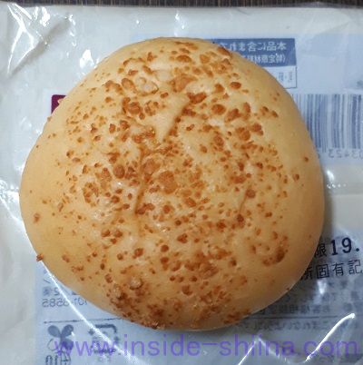 大麦のサラダチキンパンシーザーサラダ味2個入 見た目