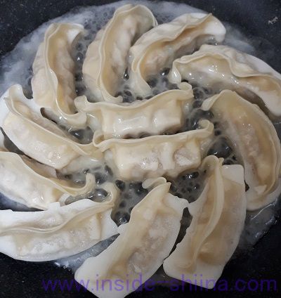 大阪王将羽根つき餃子 焼き