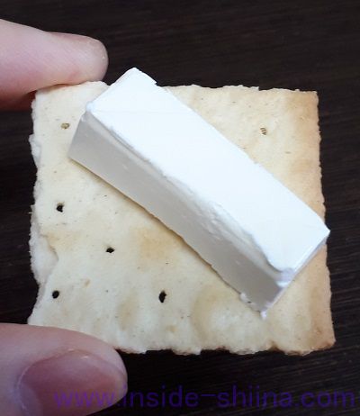 コルッシ ソルトクラッカーとkiriチーズ
