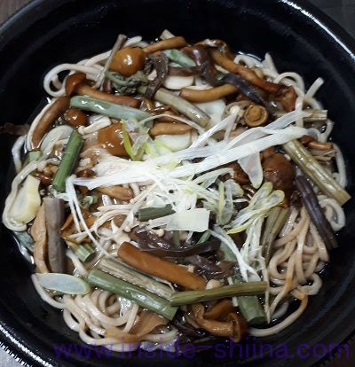 山形県産なめこと山菜の蕎麦 見た目