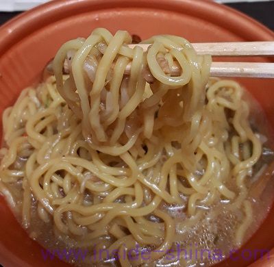 3種味噌の濃厚味噌ラーメン（ファミマ） 麺