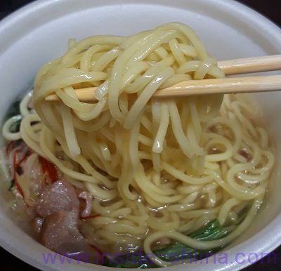 生姜が香る塩ラーメン（ファミマ） 麺