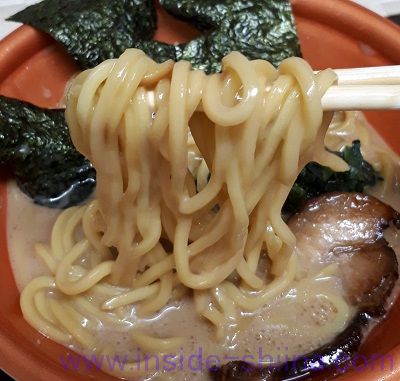 濃厚豚骨醤油家系ラーメン（ファミマ） 麺