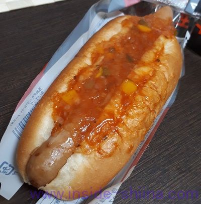 玉ねぎたっぷりトマトソースのホットドッグ（ヤマザキ） 見た目