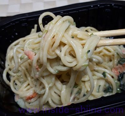 紅鮭とほうれん草のクリームパスタ（セブン） 麺