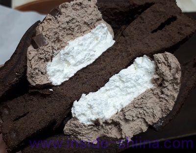 ダブルクリームサンド（生チョコクリーム&ホイップ）（ファミマ） 中身