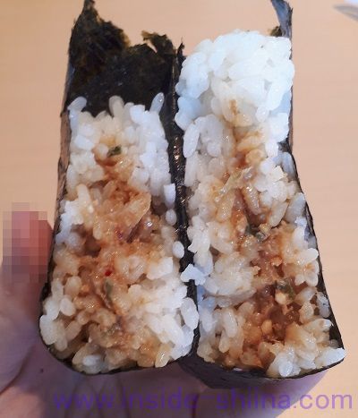 ねぎ味噌おにぎり（ファミマ） 中身