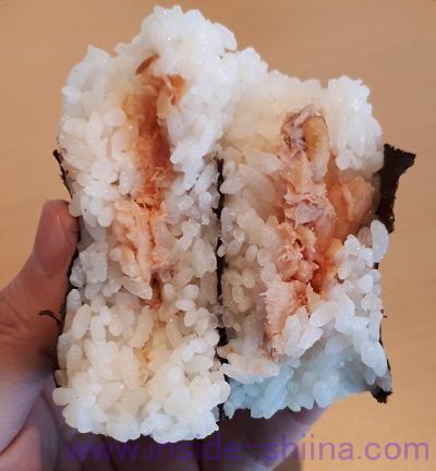 焼しゃけおむすび（ファミマ） 中身
