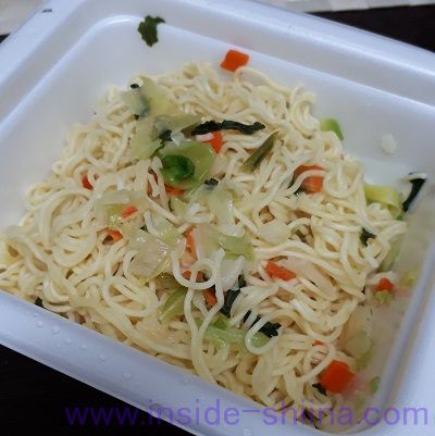 明星 ロカボNOODLES 野菜たっぷり ソース焼そばの作り方2