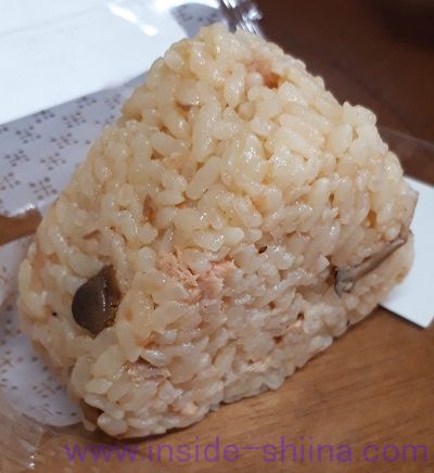 鮭ときのこの混ぜご飯(ミニストップ) 見た目