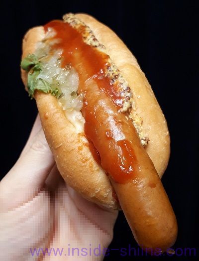 たっぷり玉葱とピクルスのホットドック（ミニストップ） 見た目