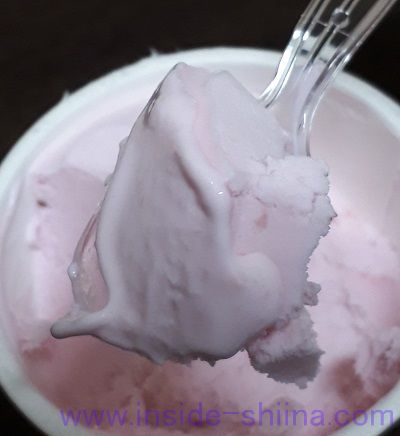 糖質70%カットのアイス あまおう苺（シャトレーゼ） 一口