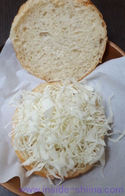 もち麦バンズ（ローソン）とキャベツ